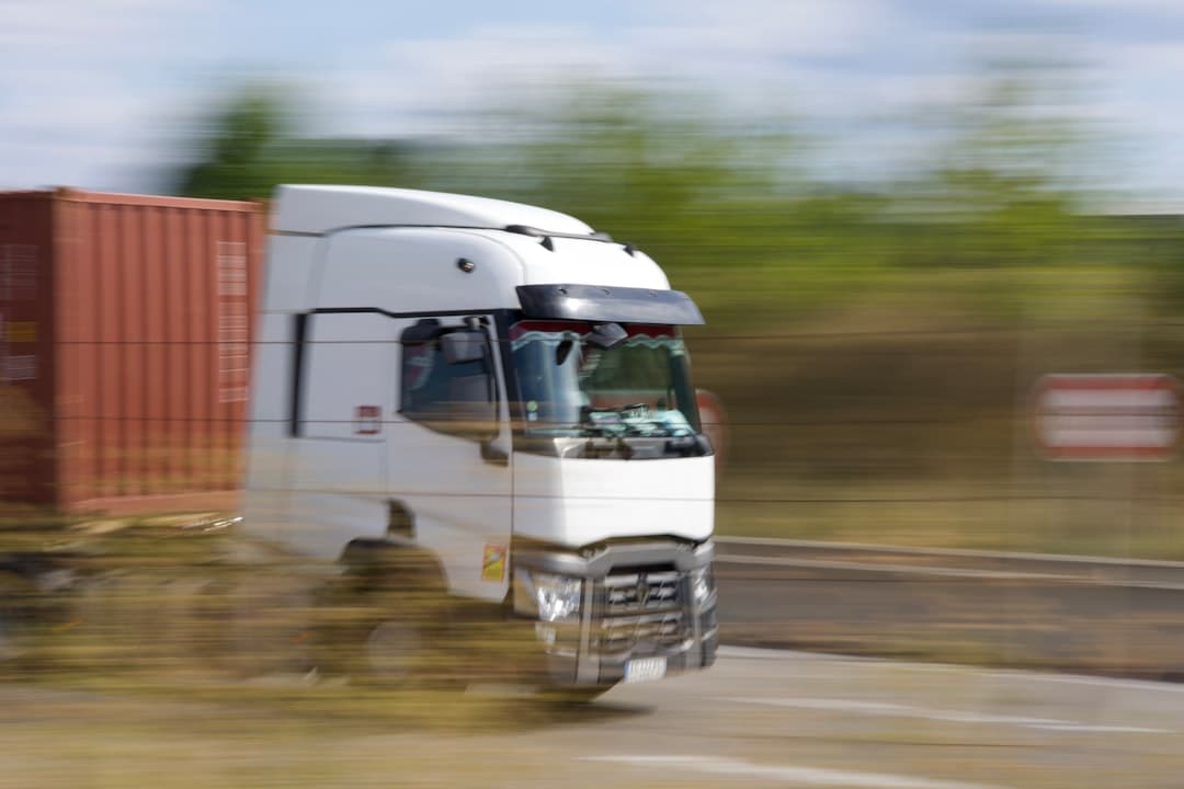 Vrachtwagen op de weg voor professioneel transport
