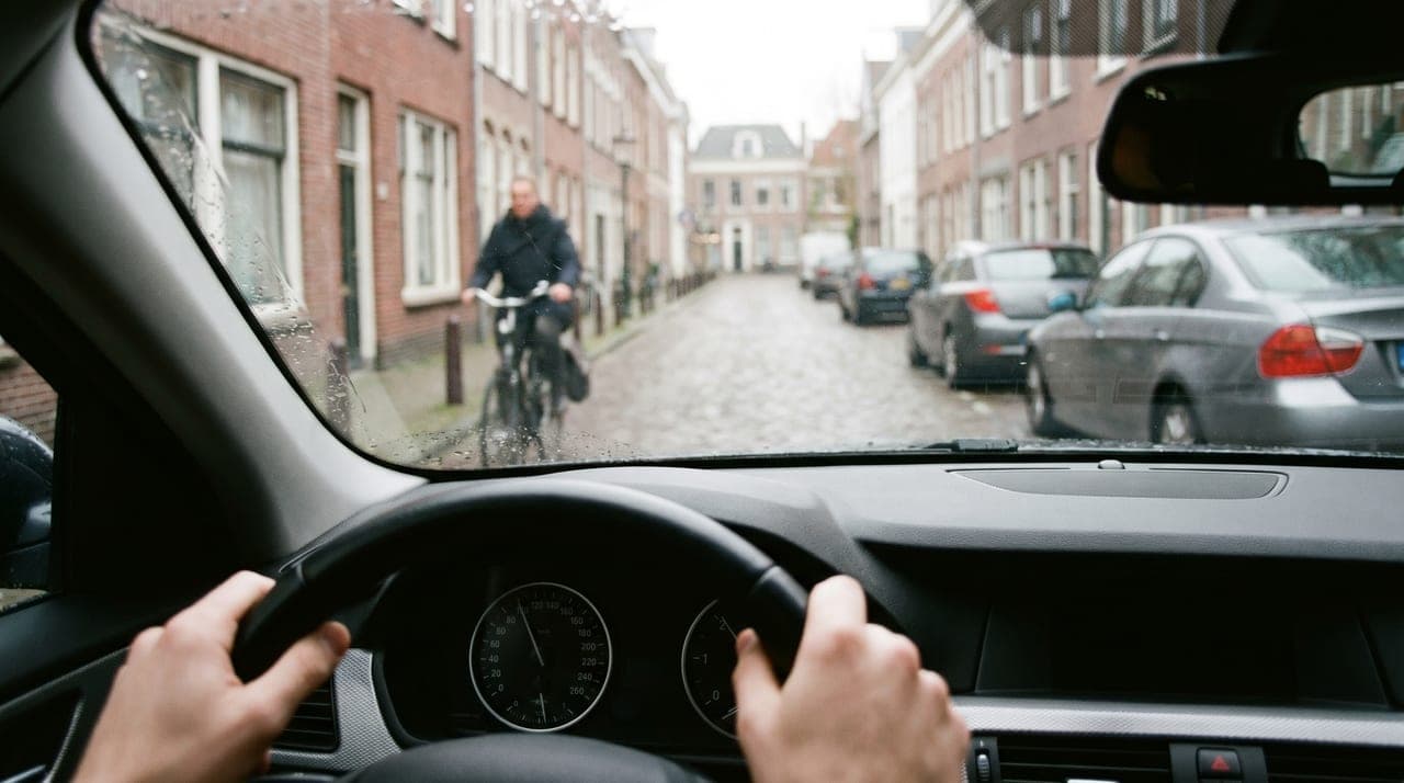 Auto-interieur met zicht op de stad