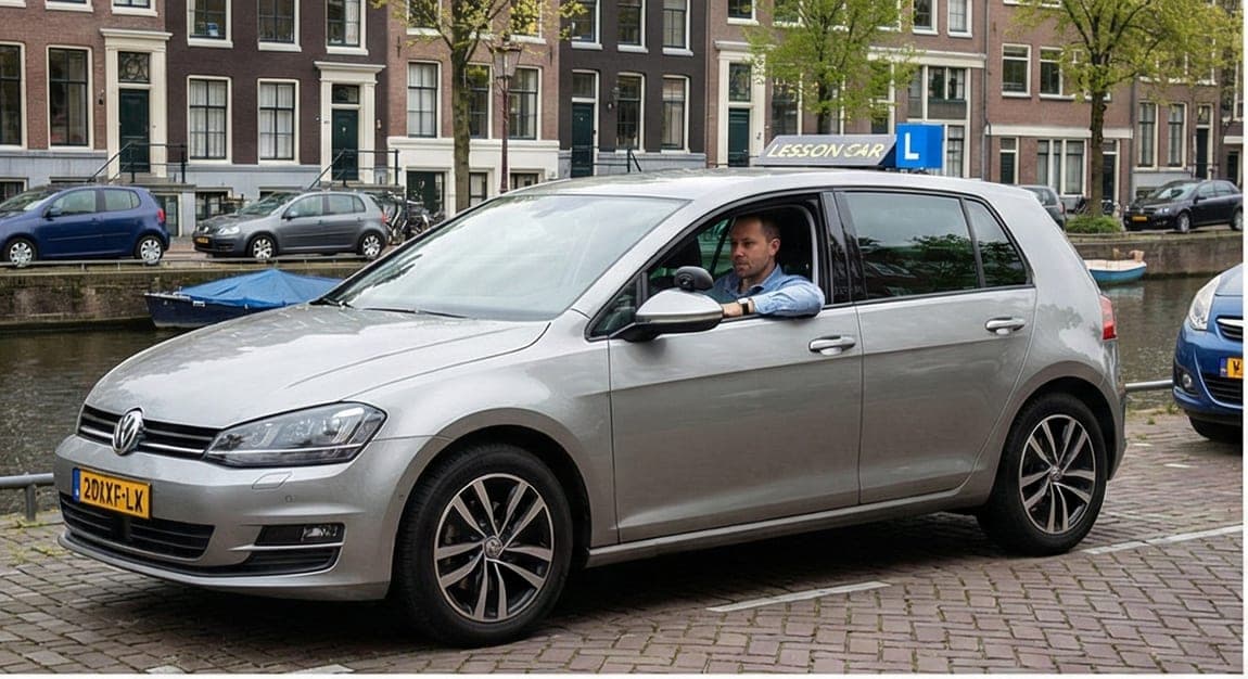 Lesauto rijdt door een Nederlandse stad tijdens het praktijkexamen