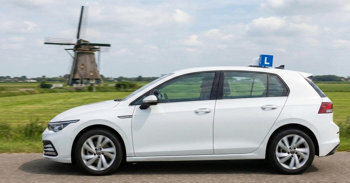 Lesauto in polderlandschap