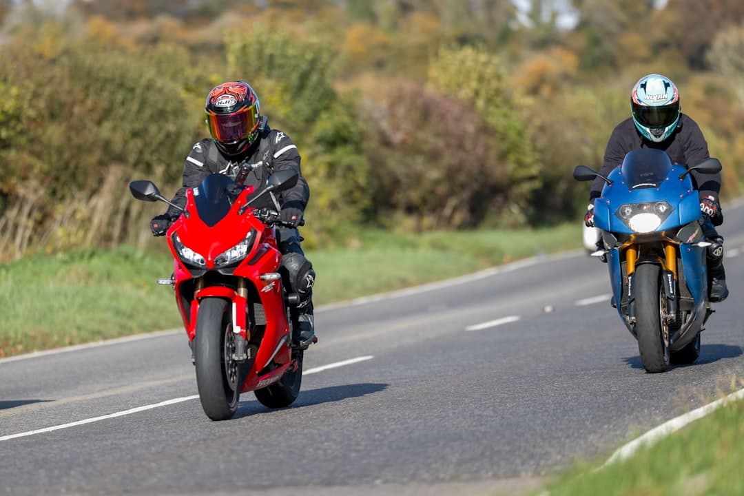 Twee motorrijders op de weg