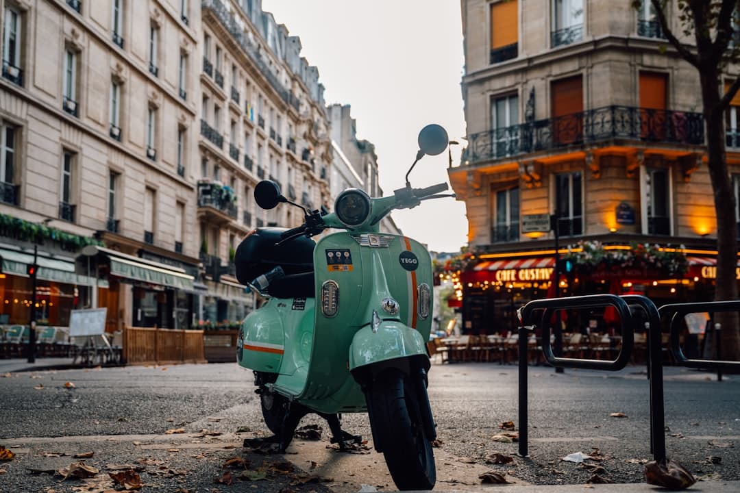 Scooter geparkeerd langs de weg